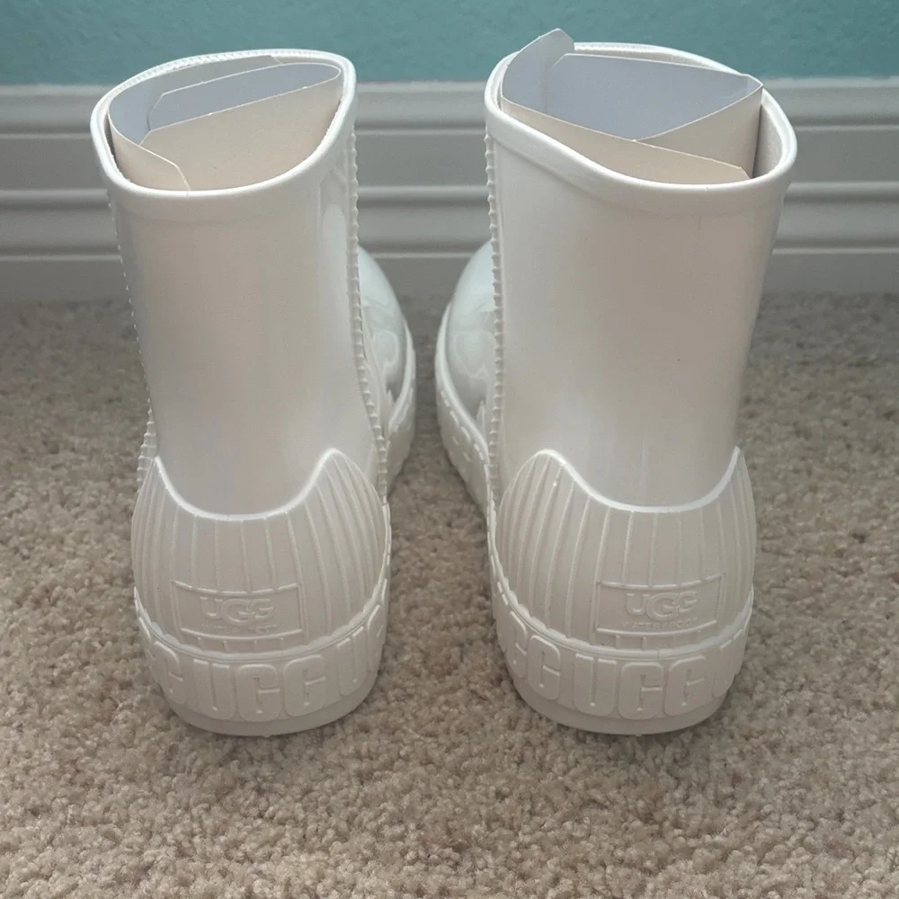 UGG‎ Womens Glossy White Rain Boots Size 12 New in Box